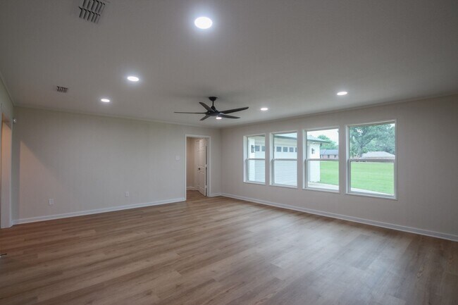 Building Photo - Available Now! Stunning 4 Bedroom 3.5 Bath...