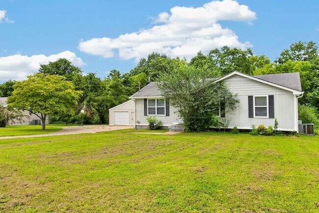 Building Photo - 1009 Lynndale Dr