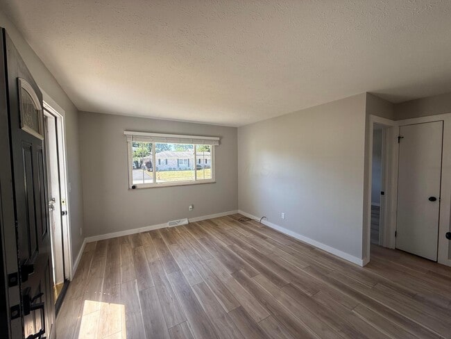 Building Photo - 480 Diven Ln