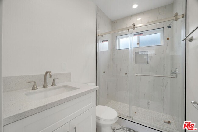 Building Photo - 529 W 90th St