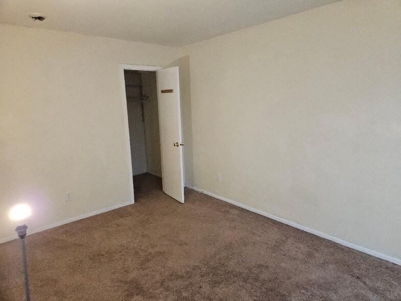 Building Photo - 812 N Oaks Blvd