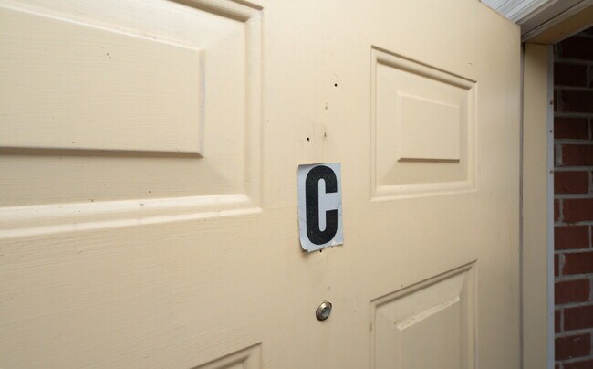 Building Photo - 2 Bed / 1 Bath Bottom Unit Duplex Convenient Spartanburg Location with Modern Features $1000/mo rent