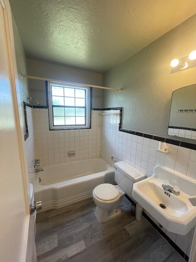 Building Photo - 1 Bed 1 Bath Duplex For Lease Now!