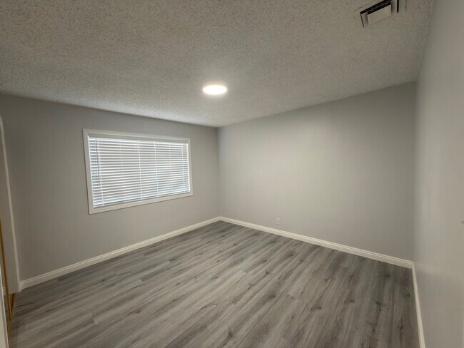 Building Photo - 1108 Cashman Dr