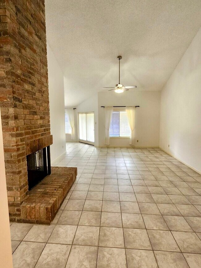 Building Photo - 2118 Hickory Lawn Dr