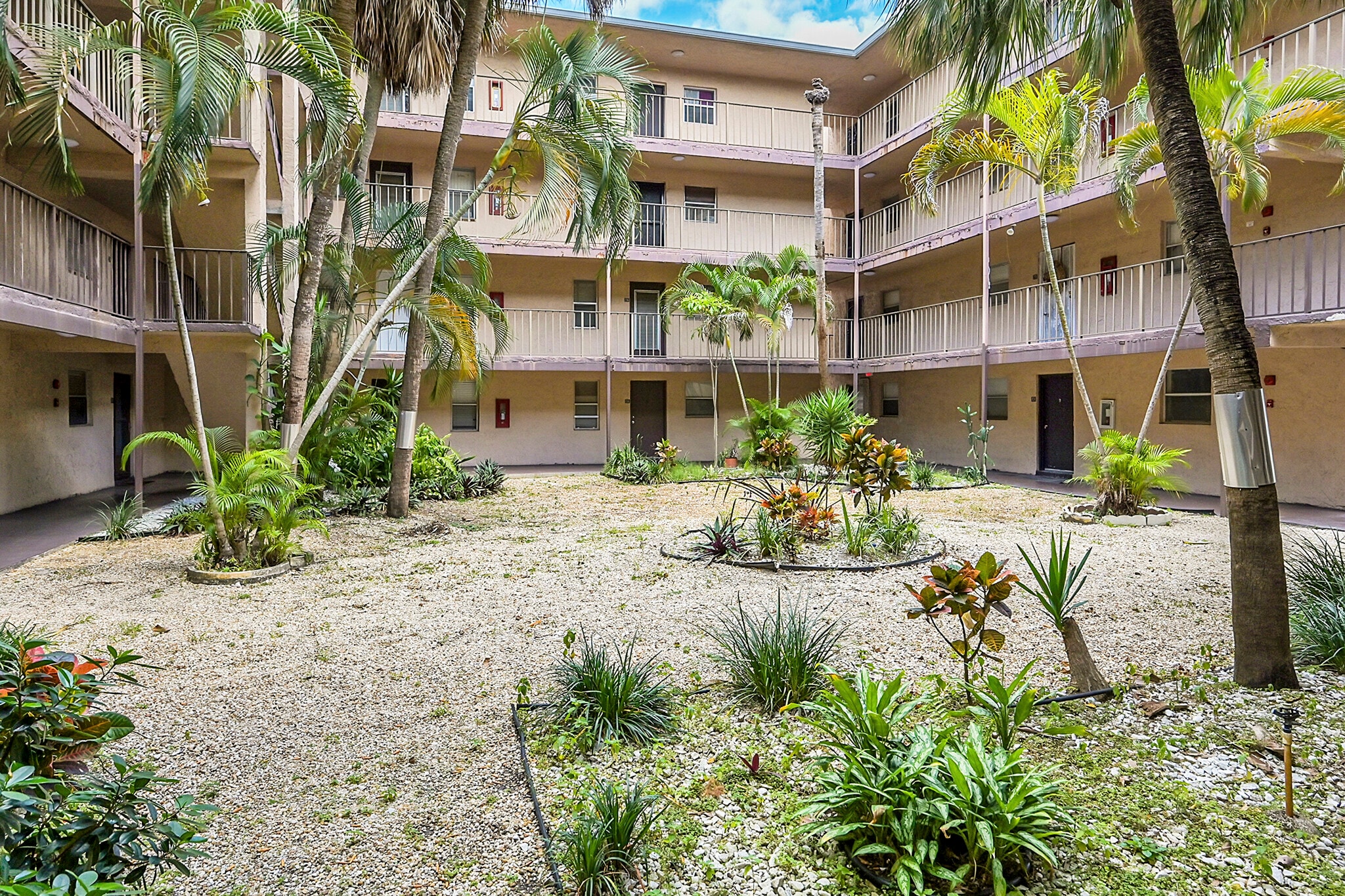 Building Photo - 2840 Somerset Dr