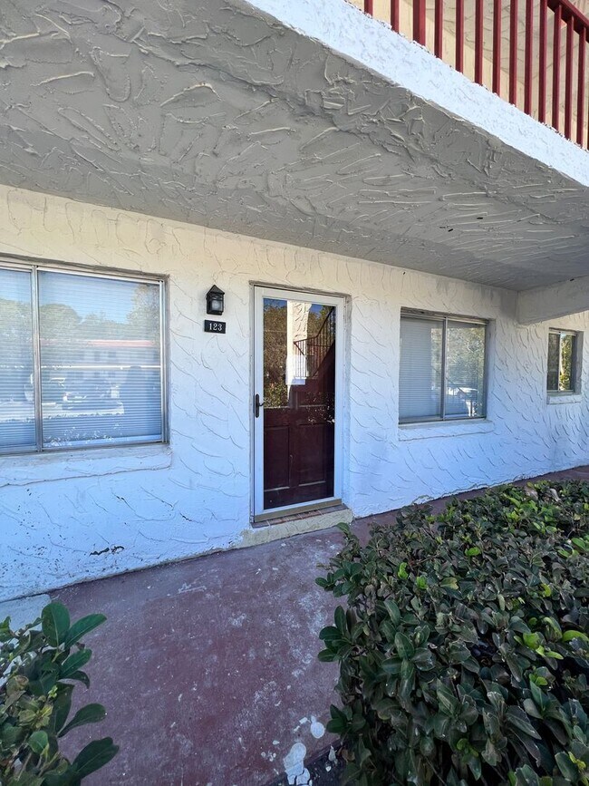 Building Photo - Fully Remodeled 1 Bedroom Condo in 55+ Community