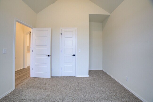 Building Photo - 4 BEDROOM CAPITAL HOME IN SAND SPRINGS!!!