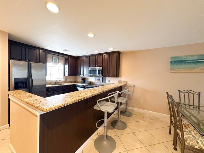 Building Photo - Unfurnished 2 Bedroom Townhome Near the Be...