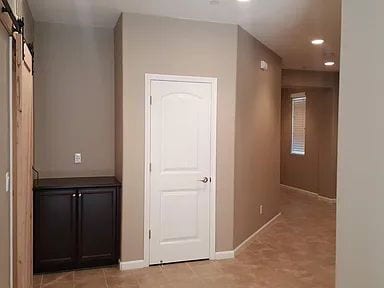 Building Photo - Well Maintained, spacious 3 bedroom single family home nestled in a great neighborhood in Rosevil...