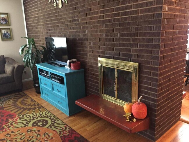 Building Photo - 2401 Thomas Ave