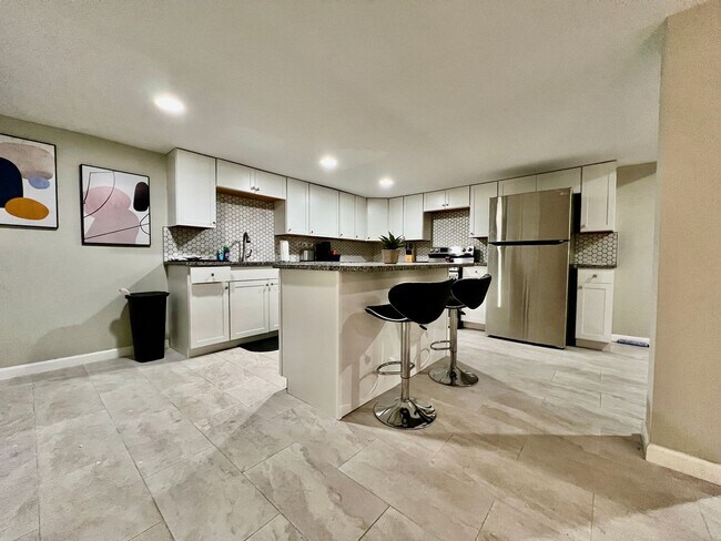 Building Photo - Executive home in West Chester with HOT TUB