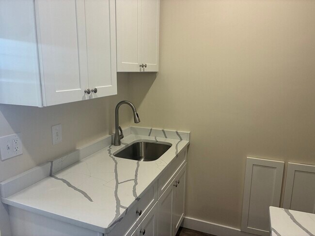 Building Photo - 185 Chestnut Hill Ave