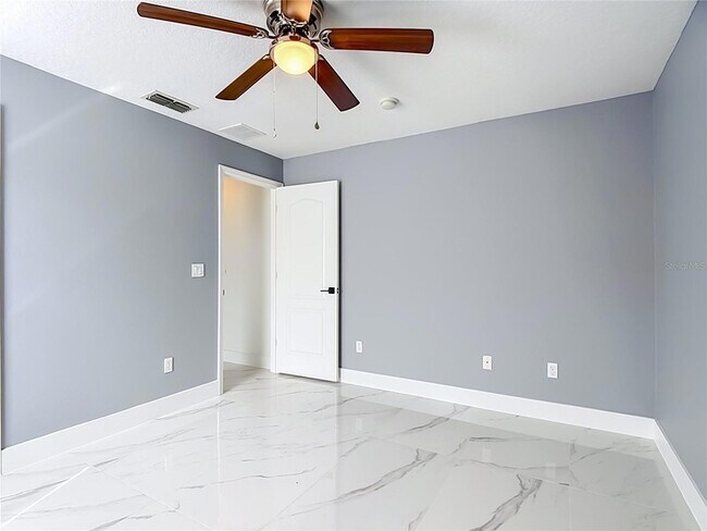 Building Photo - 4934 Lazy Oaks Way