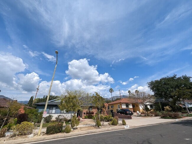 Building Photo - Spacious three bedroom one and half bath house in Sunland!
