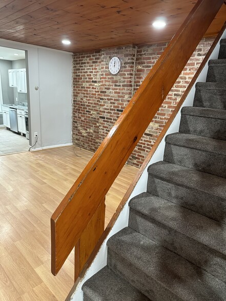 Building Photo - 204 Baldwin St