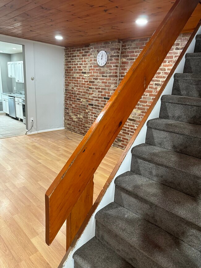 Building Photo - 204 Baldwin St