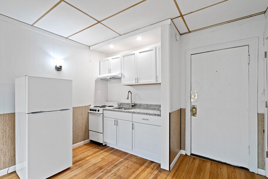 Building Photo - 1442 W Howard St