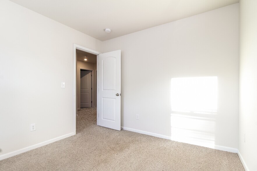 Building Photo - 157 Evvalane Dr