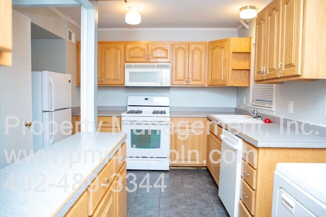 Building Photo - 2 Bedroom and 1 Bathroom Home Available For Rent!
