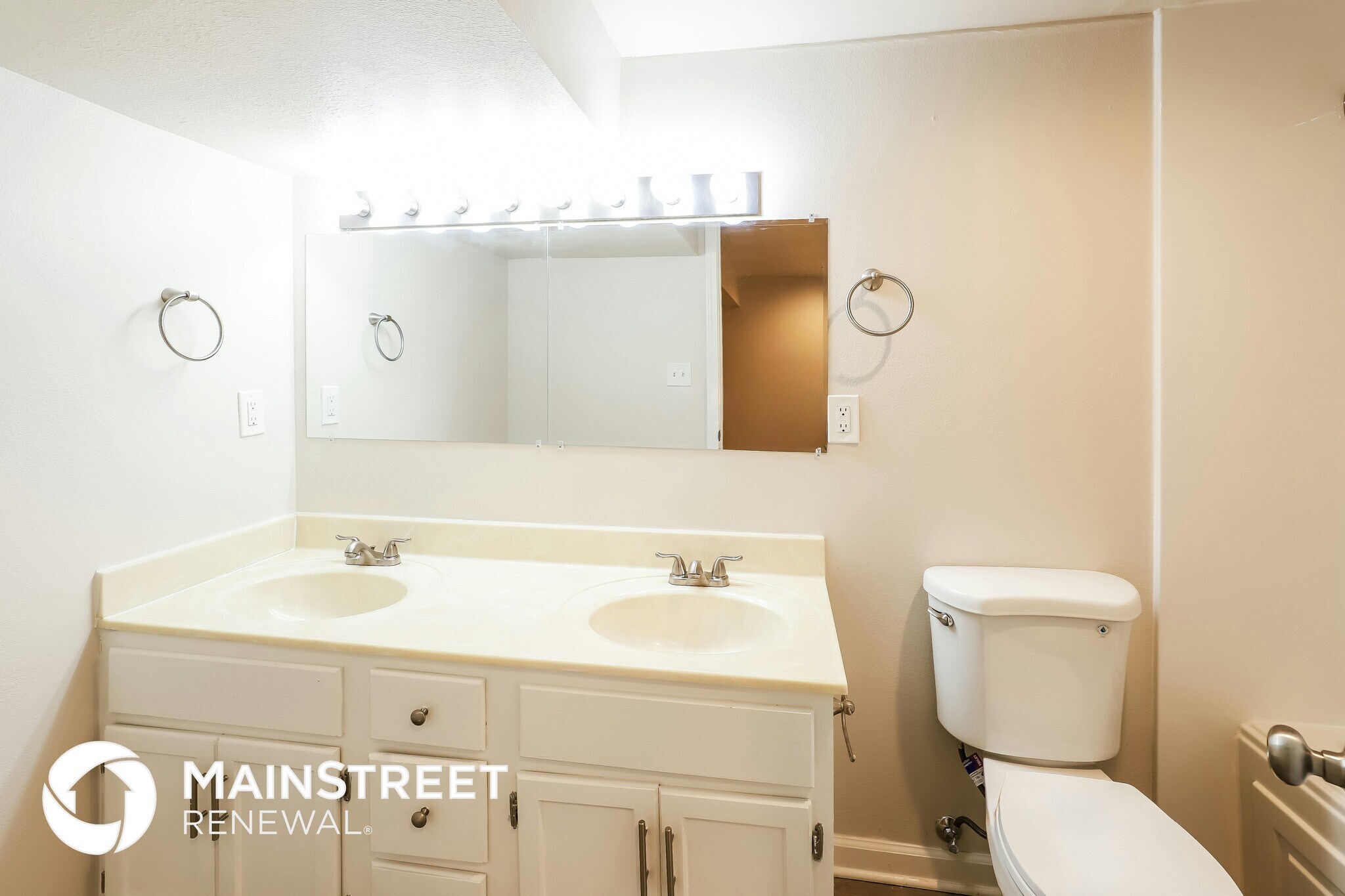 Building Photo - 215 SE Crescent St