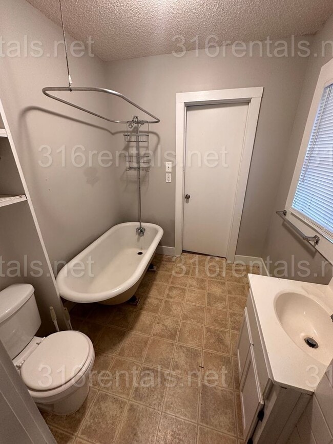 Building Photo - $850 - 2 bedroom/ 1 bathroom - Single Fami...