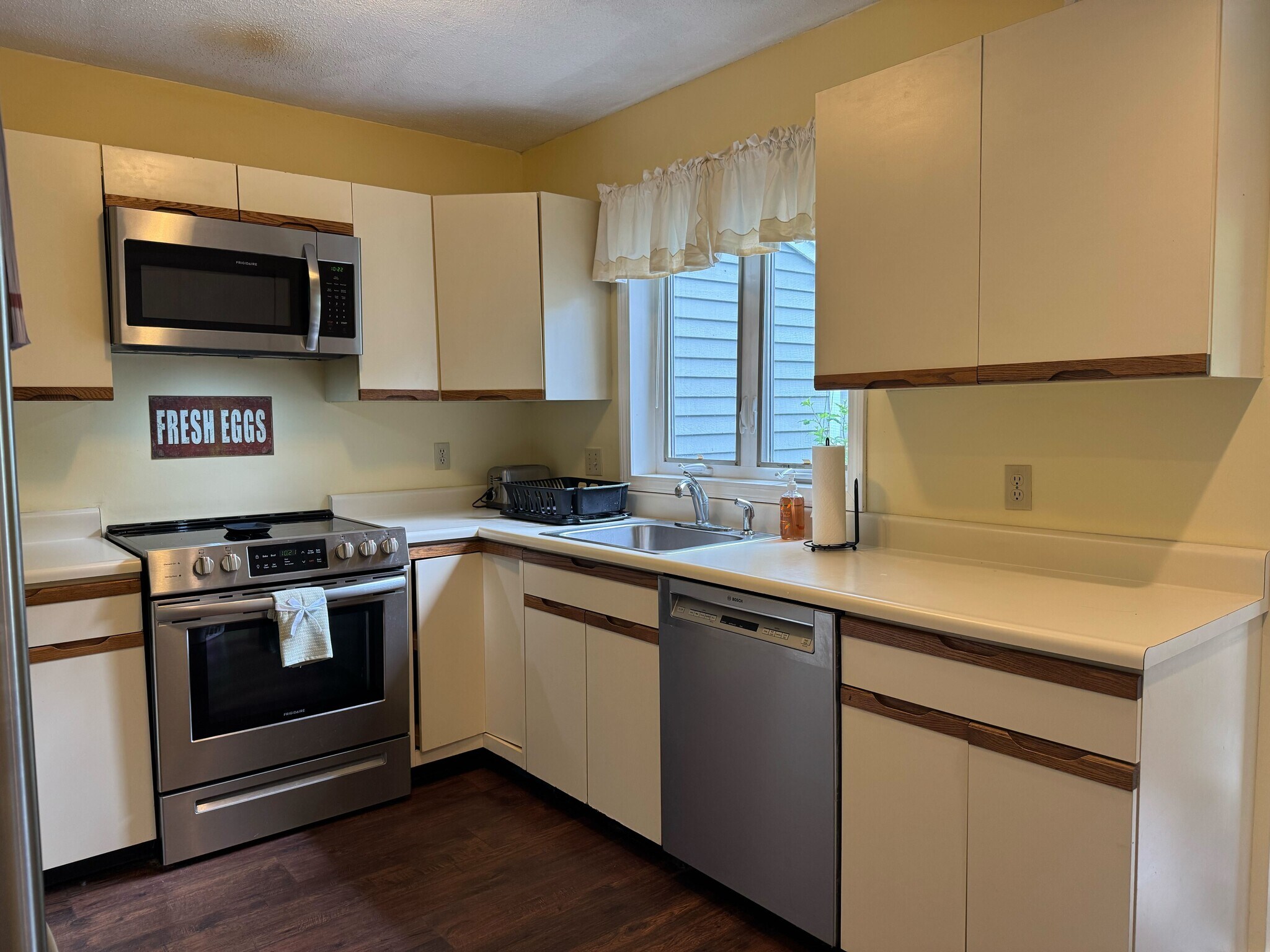 Building Photo - 56 Mountain River Ave