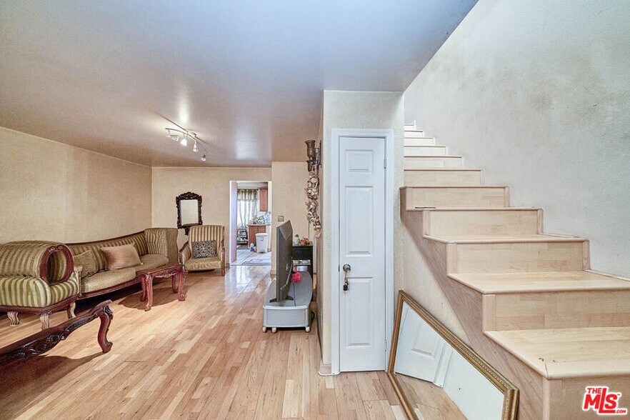 Building Photo - 219 N Isabel St