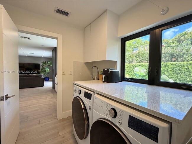 Building Photo - 815 Valencia Ave