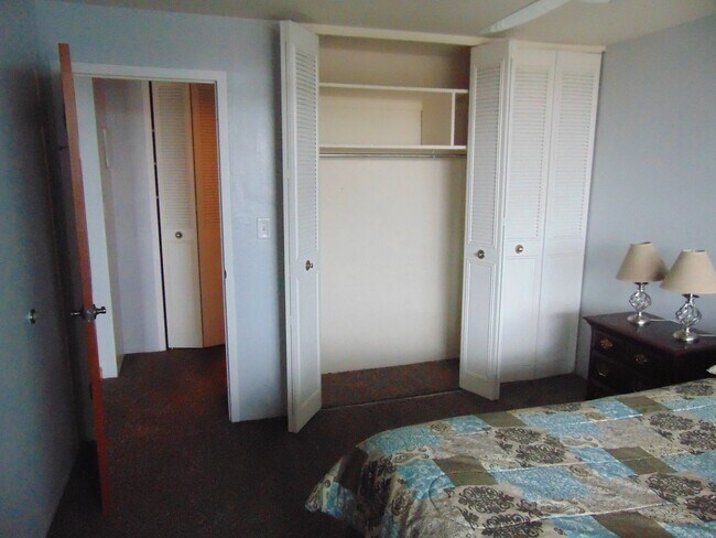 Building Photo - Spacious 1 bedroom Condo in Governor's Par...