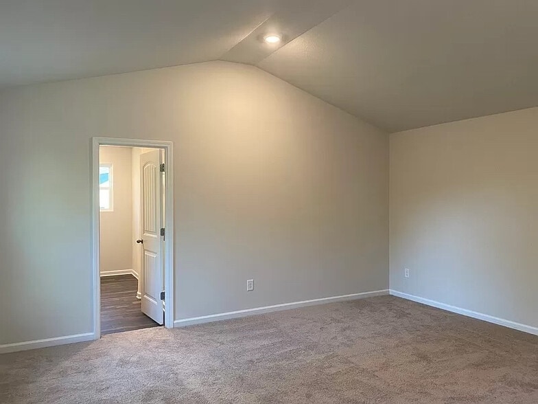 Building Photo - Room in Single Family Home on Fallen Tree Dr