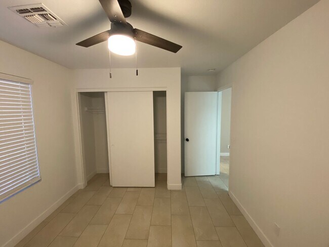 Building Photo - Renovated Super Sharp 3 bedroom, 2 bathroo...