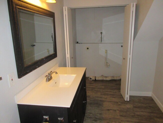 Building Photo - 452