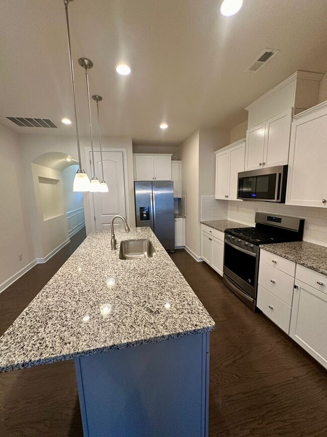 Building Photo - Spacious 3BR Townhouse in Berewick