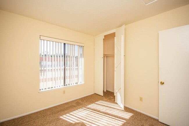 Building Photo - Spacious 3BR Condo with Pool View in Tangl...