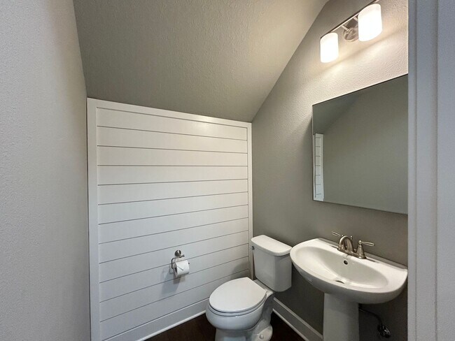 Building Photo - Luxury and Convenience Awaits in this Stunning 3 Bedroom, 2.5 Bathroom House with Abundant Parkin...
