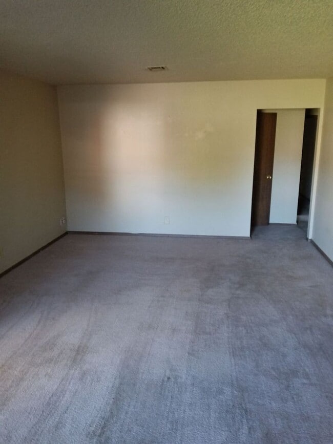 Building Photo - Charming 2 Bed, 2 Bath Home Near OCCC!