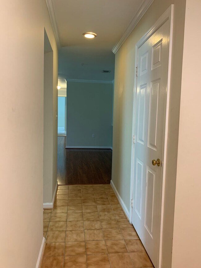 Building Photo - Spacious and Private Condo in The Oaks at ...