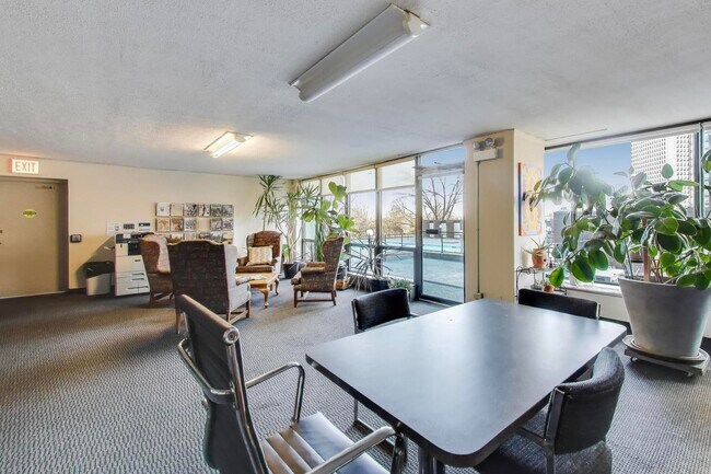 Building Photo - 5455 N Sheridan Rd