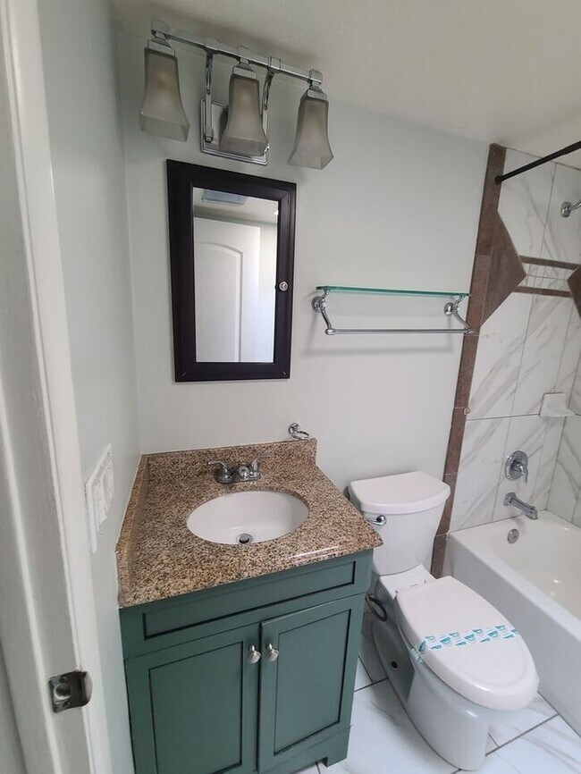 Building Photo - Charming Duplex Unit Available - Don't Miss Out!