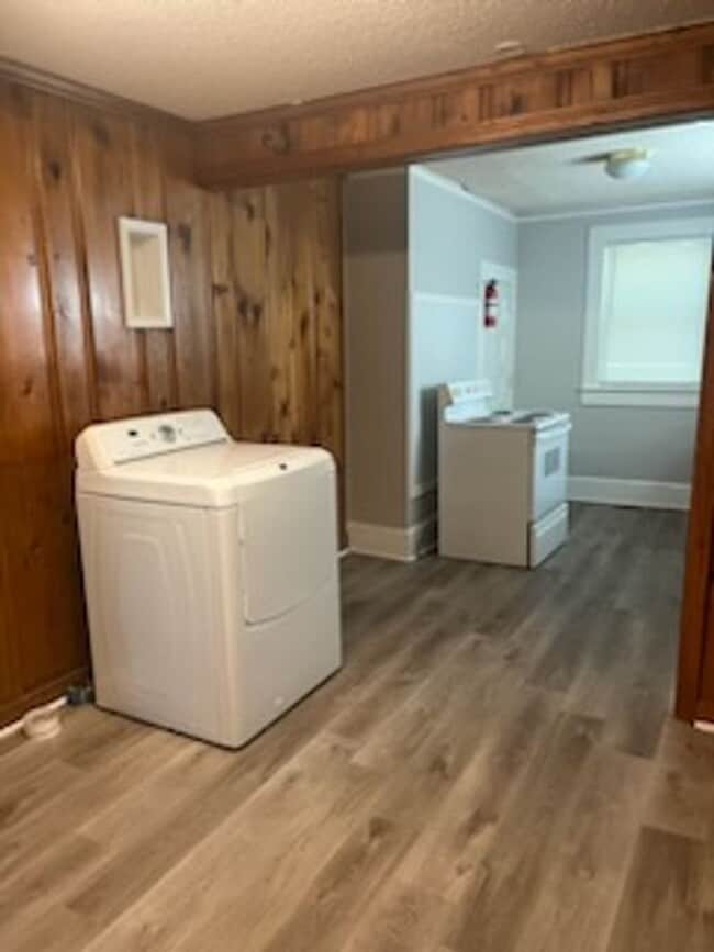 Building Photo - 2 bed 1 bath single family home newly remolded