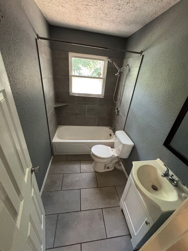 Building Photo - NEWLY RENOVATED 3 BEDROOM HOME