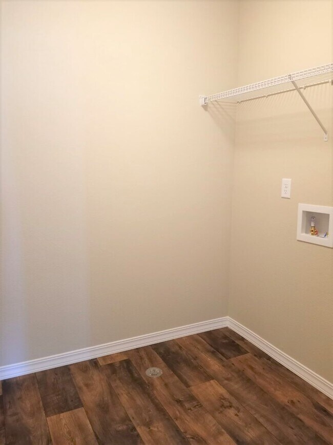 Building Photo - 3 Bed 2.5 Bath Home with AC!