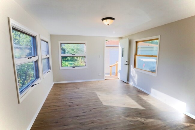 Building Photo - 423 Lawrence Ave