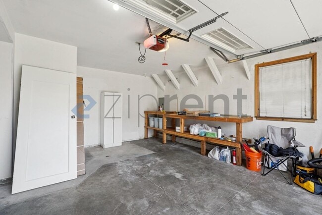 Building Photo - 16 Dunsmuir St