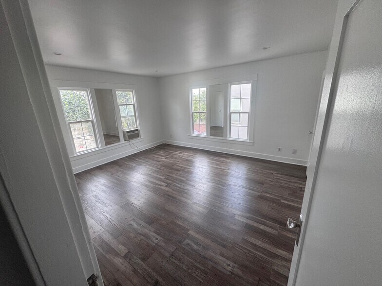 Building Photo - 1261 1/2 S Plymouth Blvd