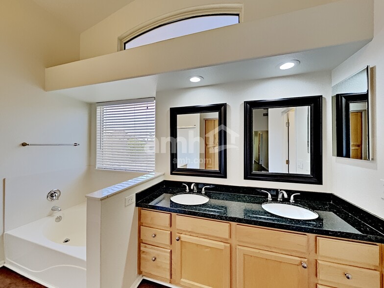 Building Photo - 10262 W Patrick Ln