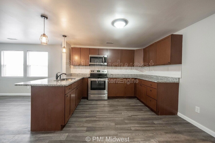 Building Photo - 955 N Traub Ave