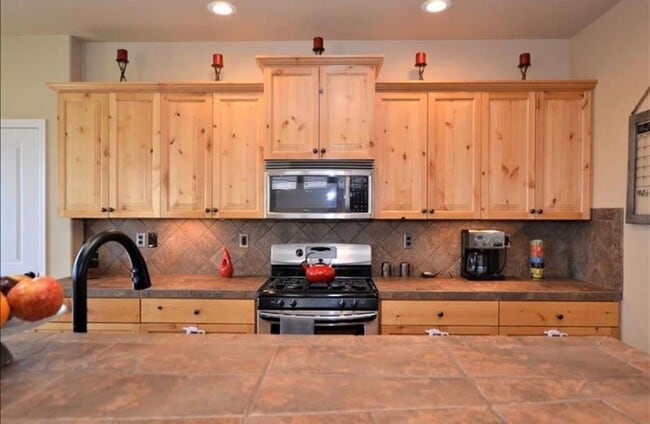 Building Photo - Stunning 4-Bedroom in Redmond's beautiful Fairhaven Neighborhood!