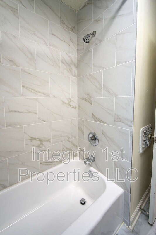 Building Photo - 4226 NE Antioch Rd